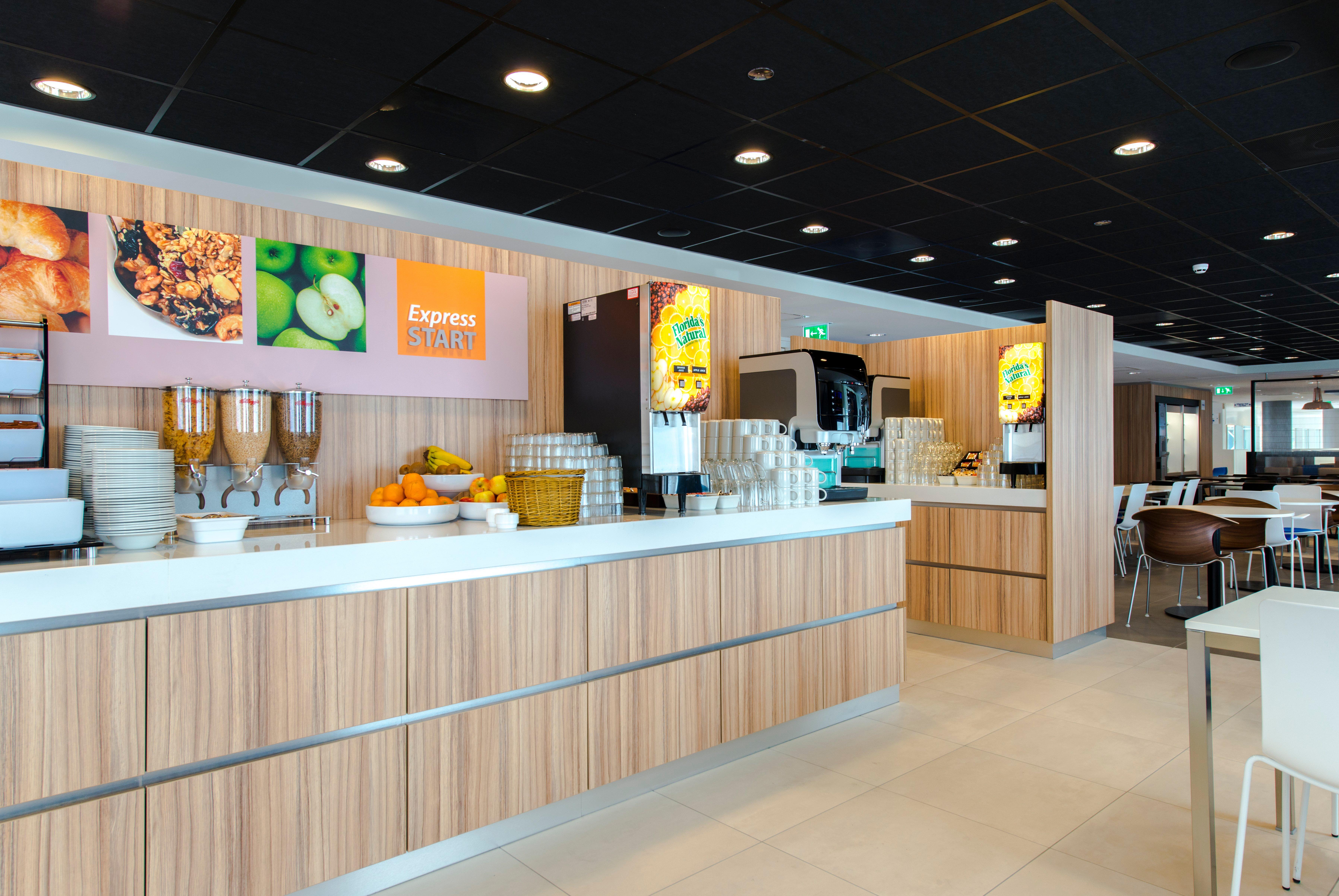 Holiday Inn Express Rotterdam - Central Station By Ihg Exterior photo