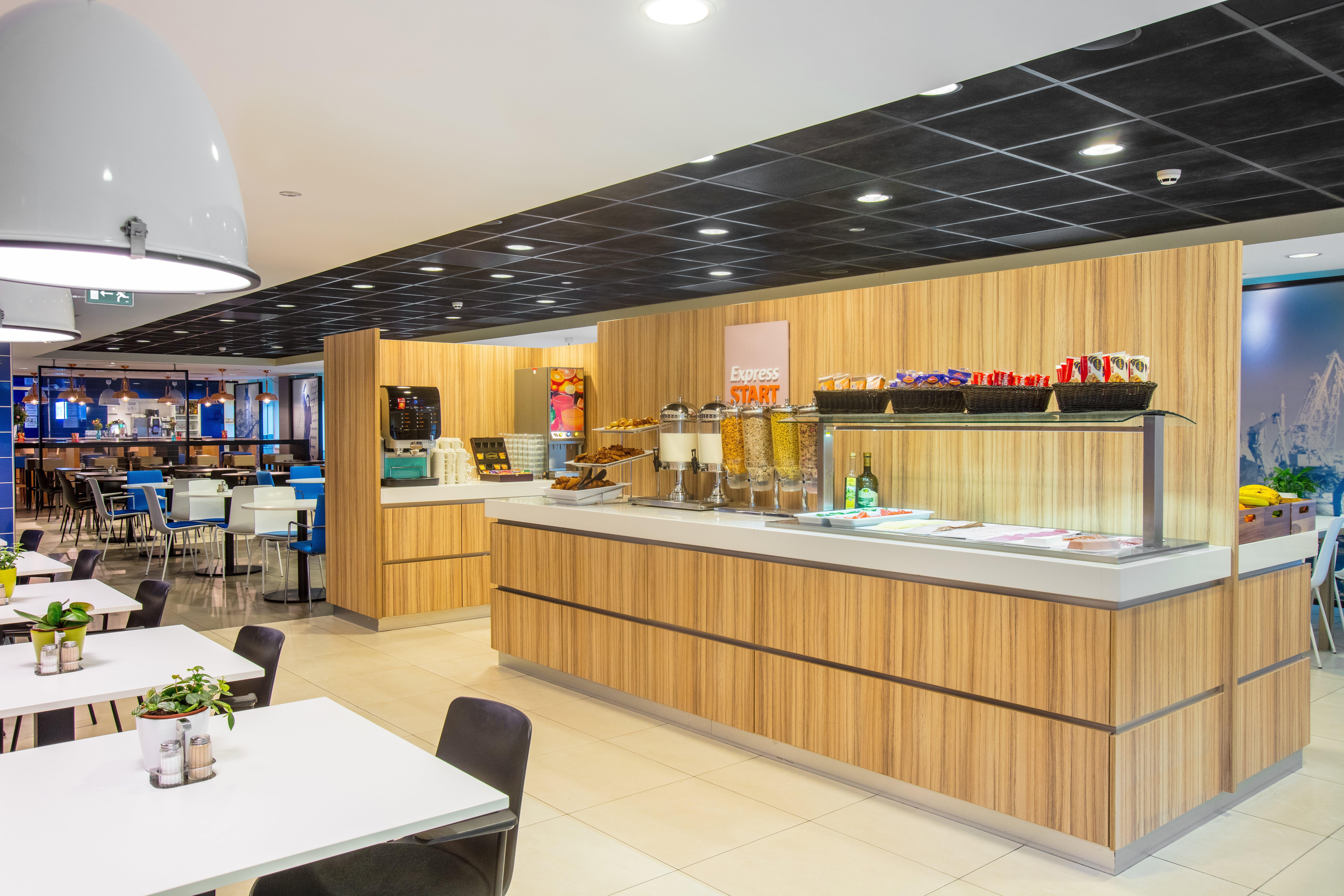 Holiday Inn Express Rotterdam - Central Station By Ihg Exterior photo