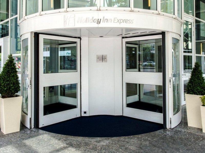 Holiday Inn Express Rotterdam - Central Station By Ihg Exterior photo